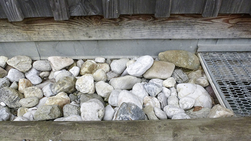 



1
 Blechbekleidung an der Sockelabdichtung eines Einfamilienhauses in Holzbauweise, die vor UV-Strahlung und mechanischer Beschädigung schützt.
