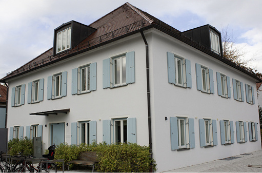 



1
 Um herauszufinden, wie groß der Heiz-Effekt durch die solare Strahlung ist, werden Daten einer Wetterstation ausgewertet. Das Beispielgebäude liegt ca. 8 km Luftlinie entfernt von der Wetterstation und ungefähr auf gleicher geodätischer Höhe.
