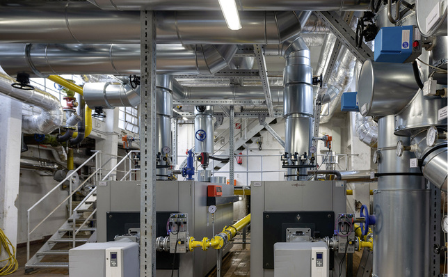 



1
 Ein seröser Contracting-Vertrag basiert auf zeitgemäßer Anlagentechnik bei effizienter Betriebsführung und regelmäßigem Monitoring vor Ort. Leider sind solche vorbildlichen Modelle nicht selbstverständlich – immer wieder bringen Schwarze Schafe diesen wichtigen Baustein für die Wärmewende und den Klimaschutz in Misskredit.
